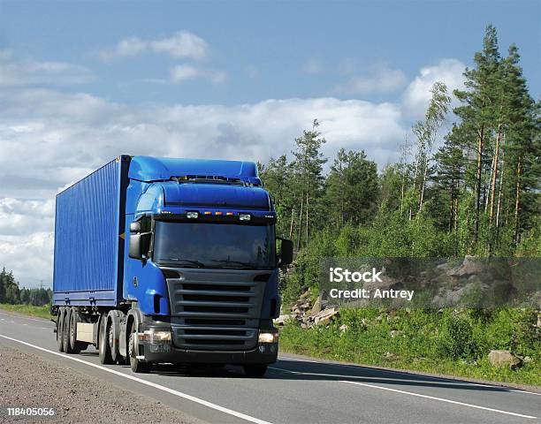 Photo libre de droit de Blue Camion banque d'images et plus d'images libres de droit de Arbre - Arbre, Autoroute, Bleu