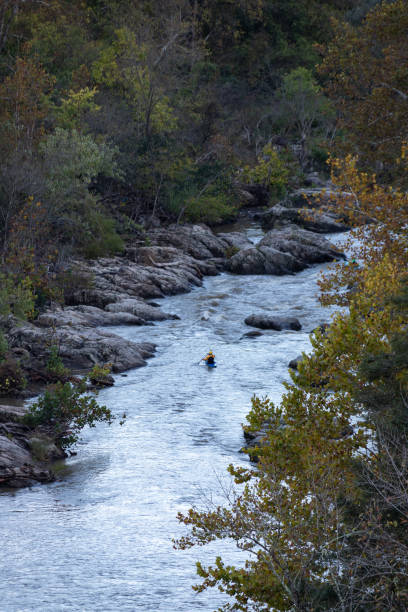 kayak sur la rivière roanoke près de la promenade blue ridge - rapid appalachian mountains autumn water photos et images de collection