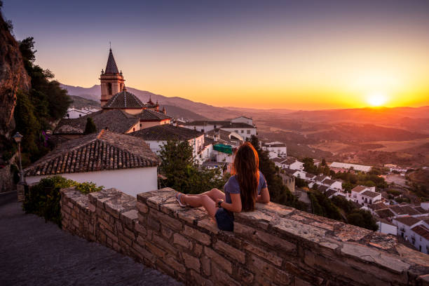 Frau genießt Sonnenuntergang von Zahara de la Sierra in Spanien – Foto