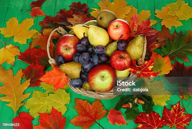 Canasta De Frutas Foto de stock y más banco de imágenes de Alimento - Alimento, Bellota, Cesta