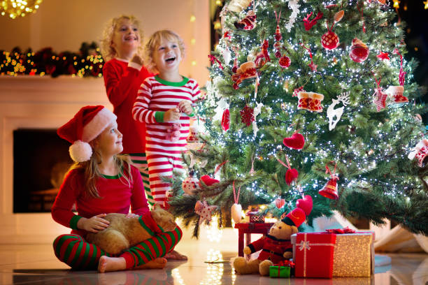 bambino che decora l'albero di natale. ragazzo alla vigilia di natale. - baby santa claus christmas sleeping foto e immagini stock