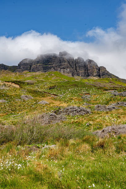 panoramic view on isle of skye, scotland - extreme terrain footpath british culture green imagens e fotografias de stock