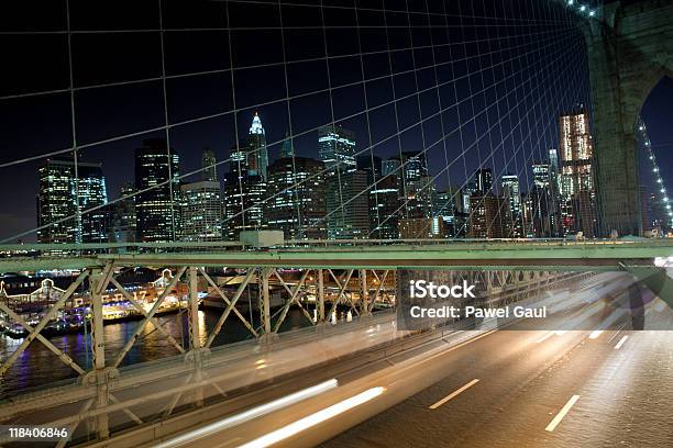 Coche Luces En Puente De Brooklyn Y Manhattan En El Fondo Foto de stock y más banco de imágenes de Aire libre