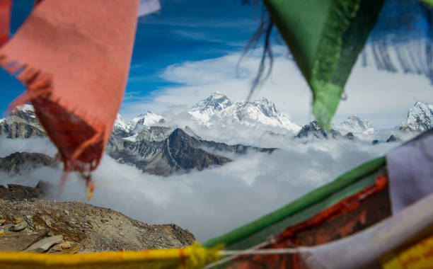 エベレスト山(8,848 m)は、ネパールのサガルマータ国立公園でのトレッキング中、レンジョ・ラ峠(5,340m)の頂上から見渡すヒマラヤ山脈の世界で最も高い山々です。 - renjo la ストックフォトと画像