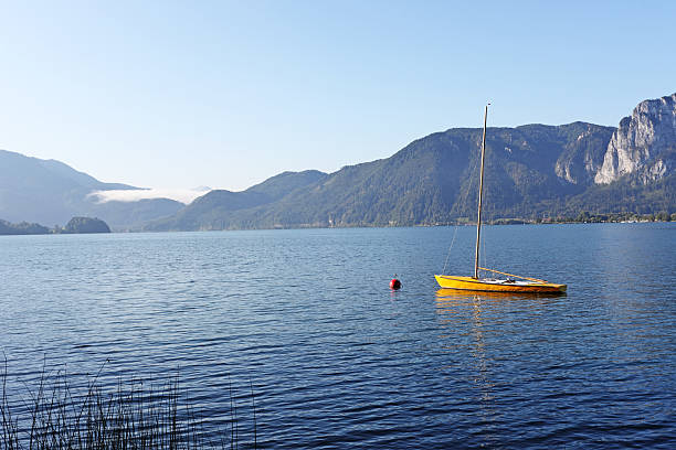 áustria amarelo barco no lago mondsee manhã lua - buoy horizontal lake sailing imagens e fotografias de stock