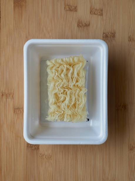 азиатская пищевая рисовая лапша, сушеная рисовая лапша - rice noodles kimchi noodles korean cuisine стоковые фото и изображения