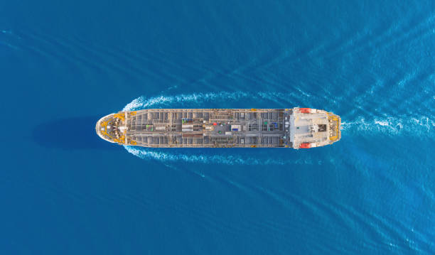 воздушный вид нефтяной танкер полной скорости для транспортировки нефти с нефтеперерабатывающего завода в море. - oil carrier стоковые фото и изображения