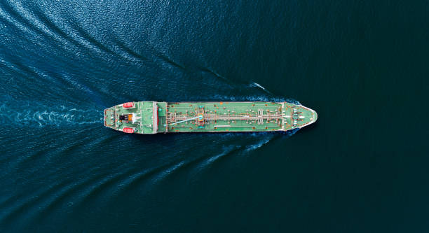 vista superior aérea petroleiro do navio de petróleo para o óleo do transporte da refinaria no mar. - container ship tugboat nautical vessel pulling - fotografias e filmes do acervo