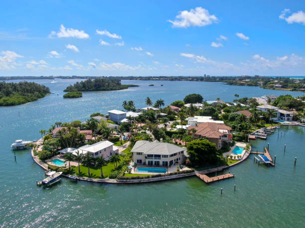 vista aérea de villas de lujo y el barco privado, florida - sky sea town looking at view fotografías e imágenes de stock