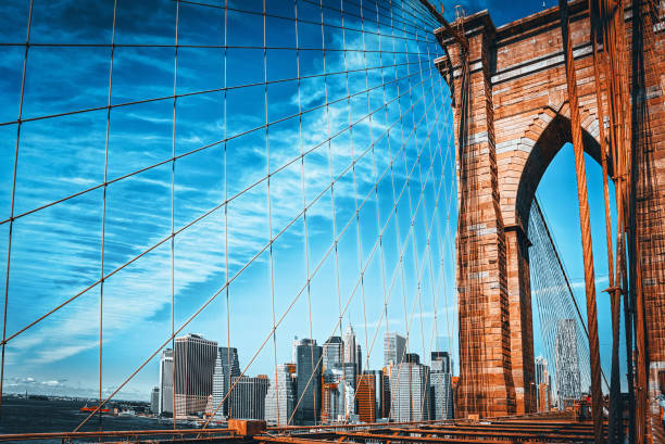 bajo manhattan desde el puente de brooklyn que cruza el east rive, entre manhattan y brooklyn. en nueva york. - lower manhattan fotos fotografías e imágenes de stock