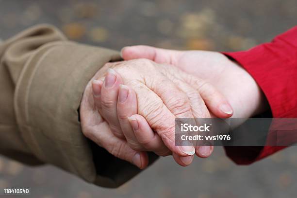 Plano Aproximado De Um Avô Segurando Sua Grande Menina Mão - Fotografias de stock e mais imagens de Adulto