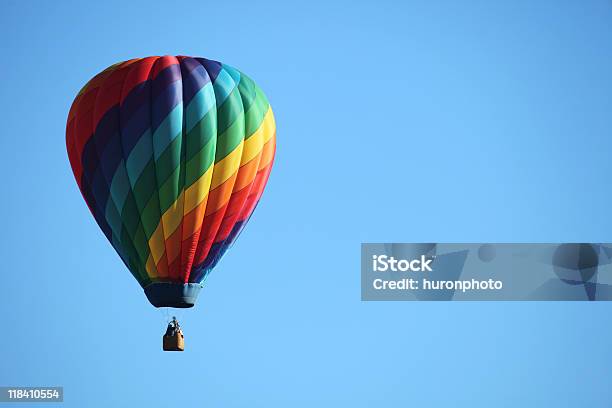 Photo libre de droit de Rainbow Balloon banque d'images et plus d'images libres de droit de Arc en ciel - Arc en ciel, Montgolfière, Voler