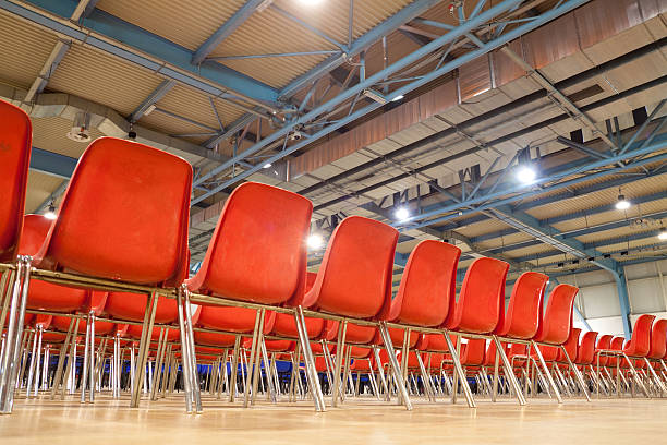 sala de reuniões com cadeiras vermelhas, ponto de vista diferente - school hall imagens e fotografias de stock