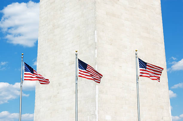 monumento di washington - us state flag national flag flag three objects foto e immagini stock