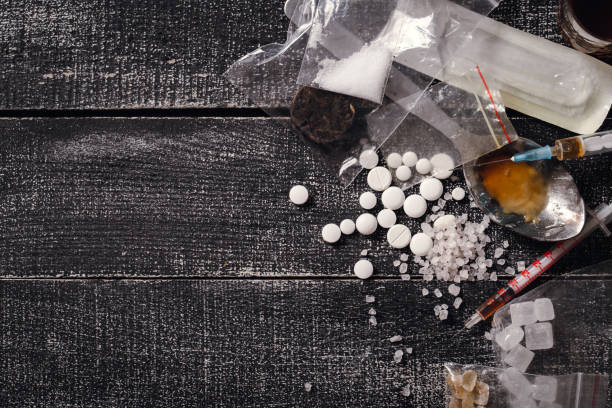 어두운 테이블에 하드 약물. 마약 주사기 및 조리 된 헤로인 - narcotic 뉴스 사진 이미지
