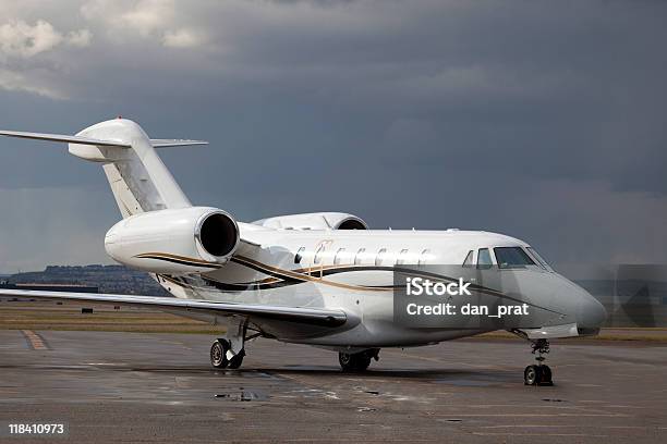 Voo Privado - Fotografias de stock e mais imagens de Alfalto - Alfalto, Aviação Geral, Avião