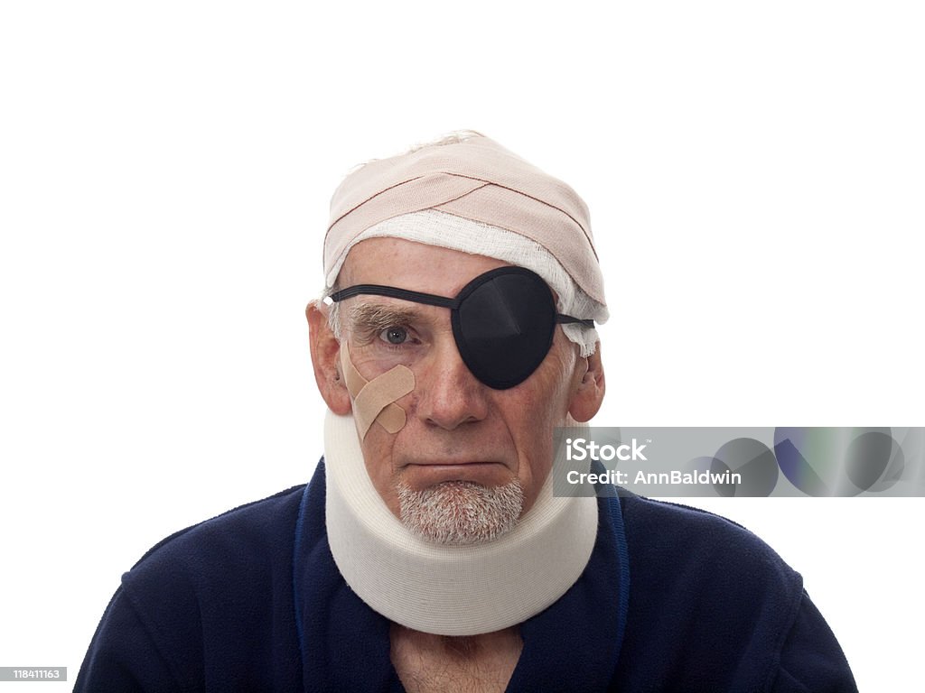 Vecchio uomo con lesioni della testa e del collo - Foto stock royalty-free di 60-69 anni