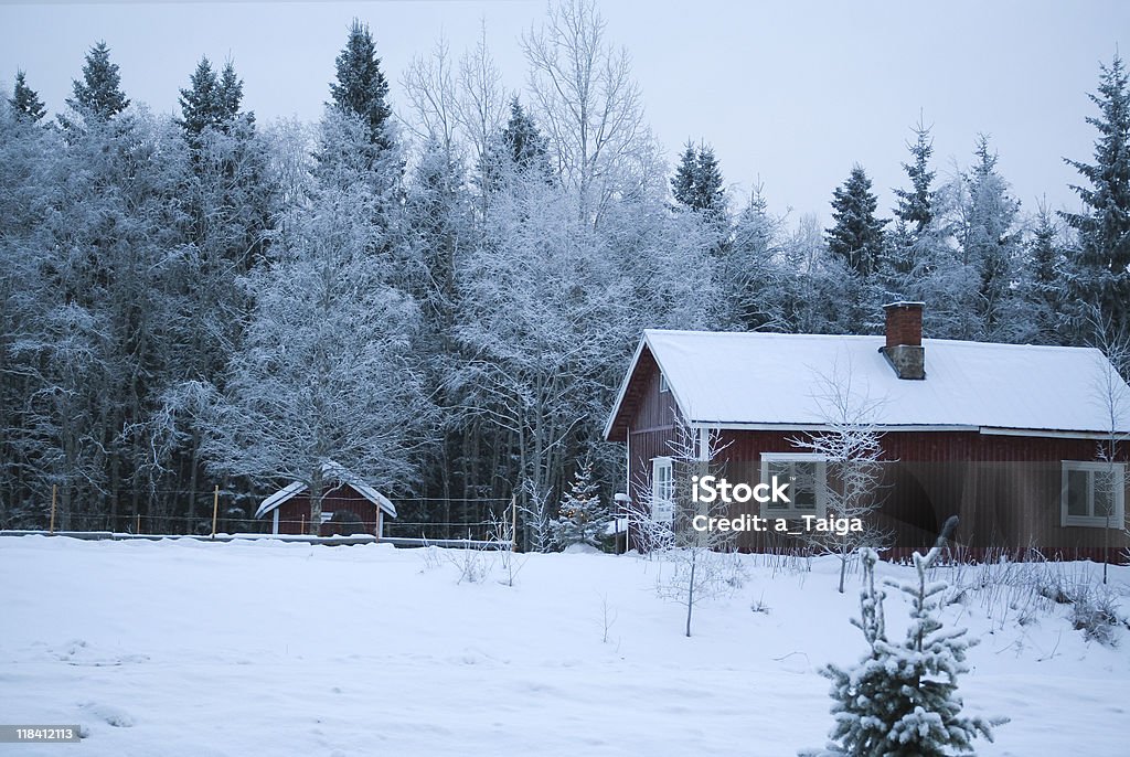 Village d'hiver et Noël maison en bois sous la neige - Photo de Bâtiment vu de l'extérieur libre de droits