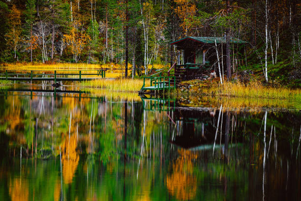 paysage d'automne. reflet de couleurs d'automne dans le lac en finlande - finland sauna lake house photos et images de collection