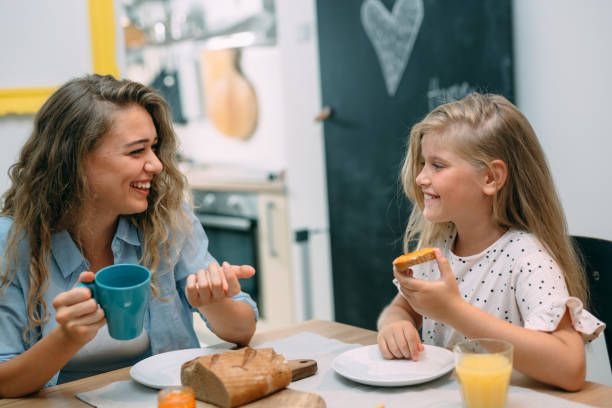 mãe e filha em casa - healthy eating snack child domestic kitchen - fotografias e filmes do acervo