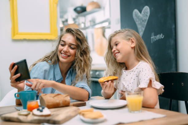 mãe e filha em casa - healthy eating snack child domestic kitchen - fotografias e filmes do acervo