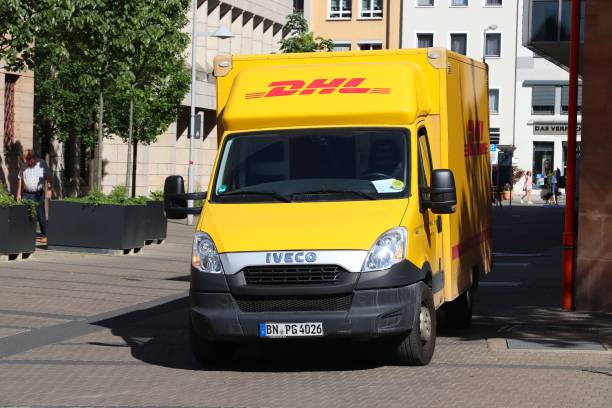 dhl nuremberg - messenger deutsche post ag package germany photos et images de collection