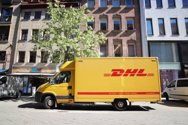 dhl camion de livraison - messenger deutsche post ag package germany photos et images de collection