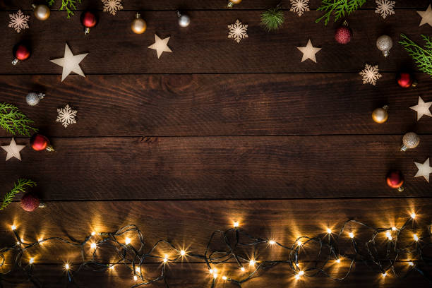 소박한 나무 테이블에 복사 공간이있는 크리스마스 장식 - high angle view brown directly above photography 뉴스 사진 이미지