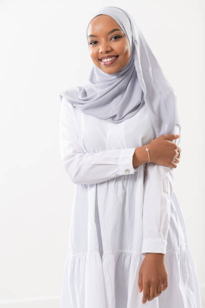 retrato de la joven mujer de negocios africana con ropa tradicional musulmana hiyab - veil human face women fashion model fotografías e imágenes de stock