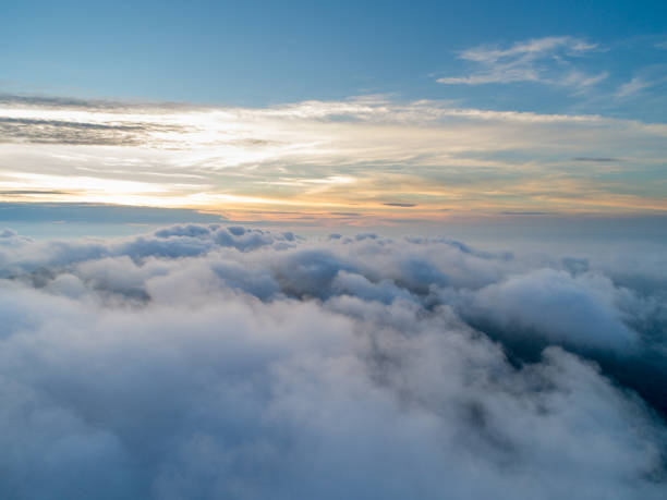 sea of clouds above the stratosphere - cloud cloudscape stratosphere above imagens e fotografias de stock