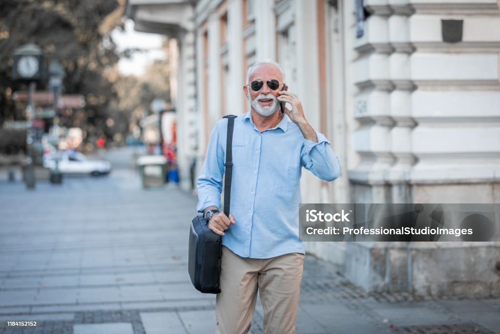 Empresario Senior Caminando en el Centro de la Ciudad - Foto de stock de 60-69 años libre de derechos Empresario Senior Caminando en el Centro de la Ciudad - Foto de stock de 60-69 años libre de derechos