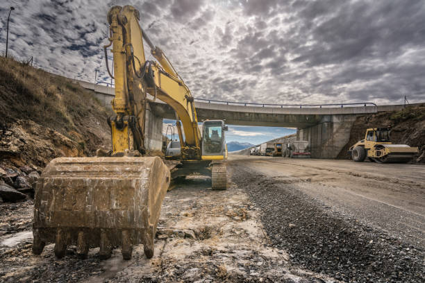 高速道路建設における掘削機 - road works ahead ストックフォトと画像