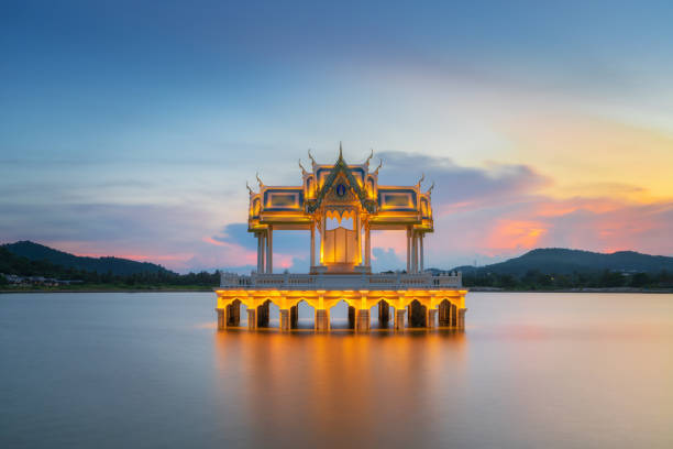 vista al atardecer del pabellón tailandés en el embalse de khao tao, hua hin, tailandia. - sunset dusk mountain reservoir fotografías e imágenes de stock