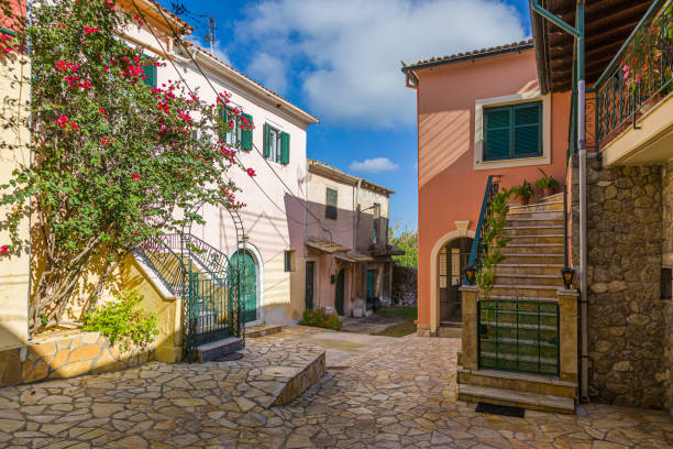 loop door het dorp gangen sinarades op het eiland corfu - corfu town stockfoto's en -beelden