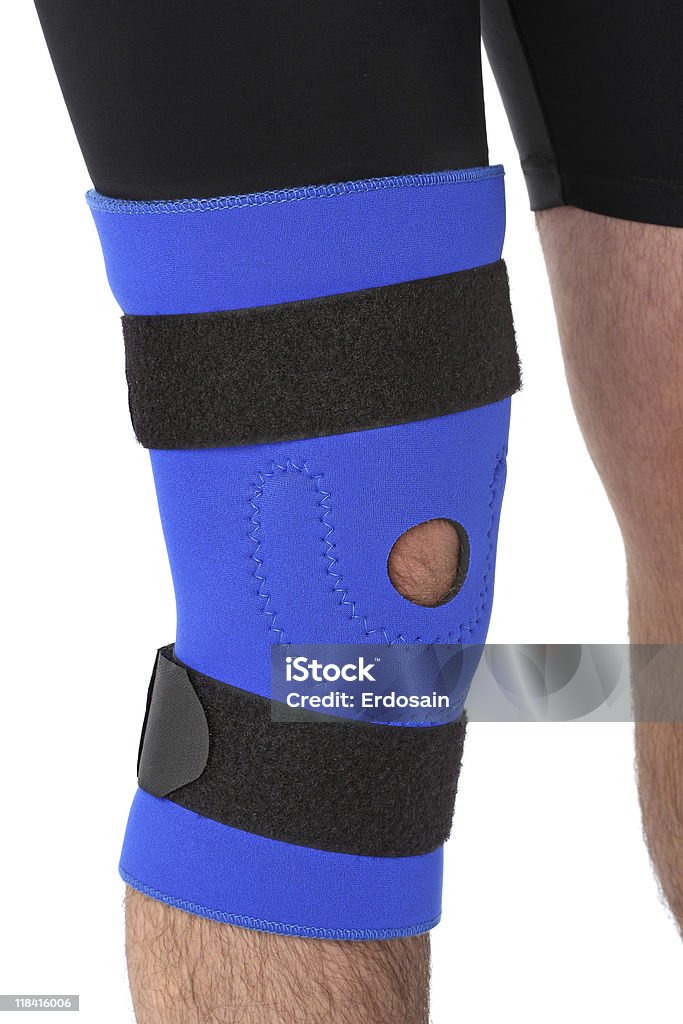 Uomo che indossa un Apparecchio ortopedico per le gambe - Foto stock royalty-free di Adulto