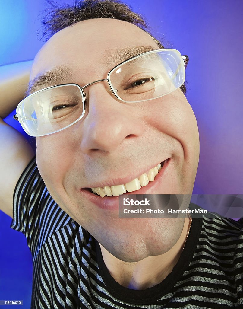 Śmieszna szczęśliwy człowiek w okularach portret na tle jaskrawe kolory - Zbiór zdjęć royalty-free (Ciekawość)