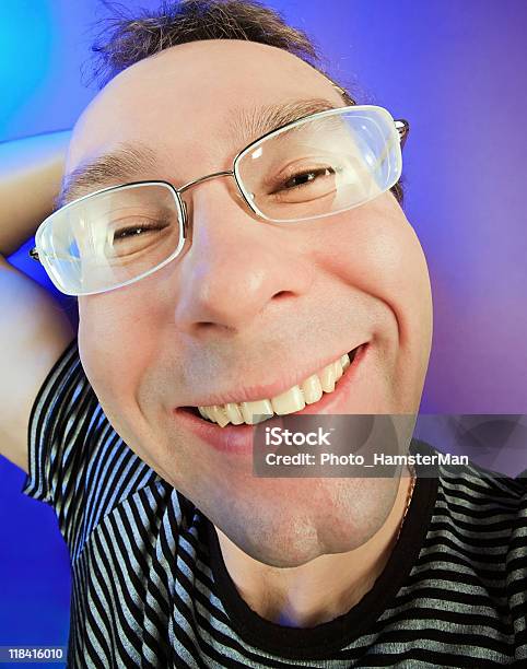 Śmieszna Szczęśliwy Człowiek W Okularach Portret Na Tle Jaskrawe Kolory - zdjęcia stockowe i więcej obrazów Ciekawość