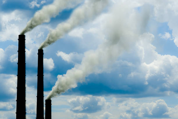 Scary image of power plant emissions - fotografia de stock