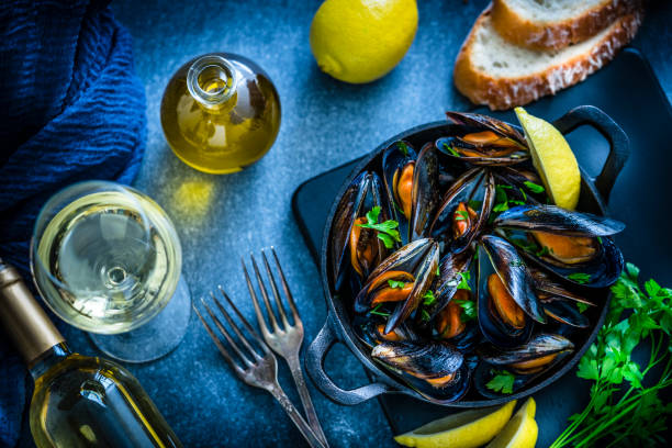 istock Steamed mussels and white wine 1184169485