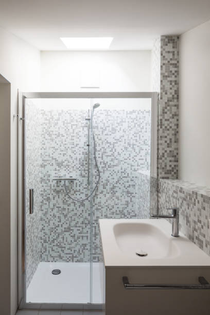 baño reformado con mosaico de azulejos grises. lavabo, ducha y tragaluz - loft apartment bathroom mosaic tile fotografías e imágenes de stock