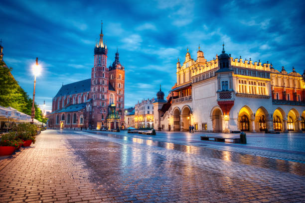St. Mary's Basilica on the Krakow Main Square at Dusk, Krakow, Poland St. Mary's Basilica on the Krakow Main Square at Dusk, Krakow, Poland eastern europe stock pictures, royalty-free photos & images