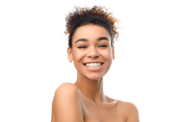 fille noire heureuse avec la peau fraîche propre et le sourire parfait - corps de femme en transparence photos et images de collection