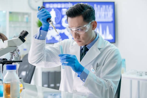 アジアの科学者が試験管を取る - test tube laboratory biotechnology dna ストックフォトと画像