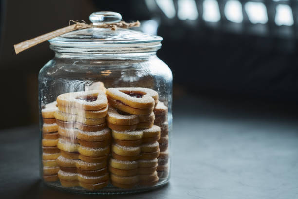 un bicchiere pieno di biscotti di pasta frolla a forma di cuore natalizi - marmalade baked biscuit brown foto e immagini stock