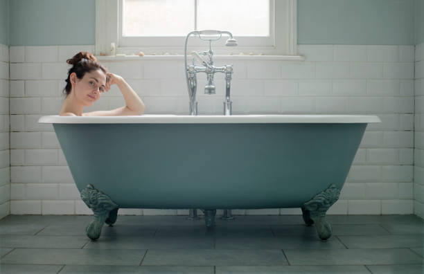retrato de bañera de baño - bathtub women naked human face fotografías e imágenes de stock