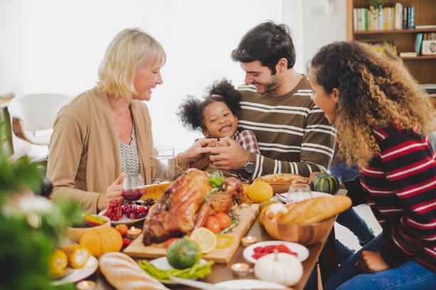 테이블에 칠면조와 가족과 음식과 함께 행복한 추수 감사절 저녁 식사 파티 - thanksgiving table setting autumn 뉴스 사진 이미지