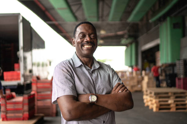 retrato africano propietario hombre maduro en el almacén - warehouse manager place of work portrait fotografías e imágenes de stock