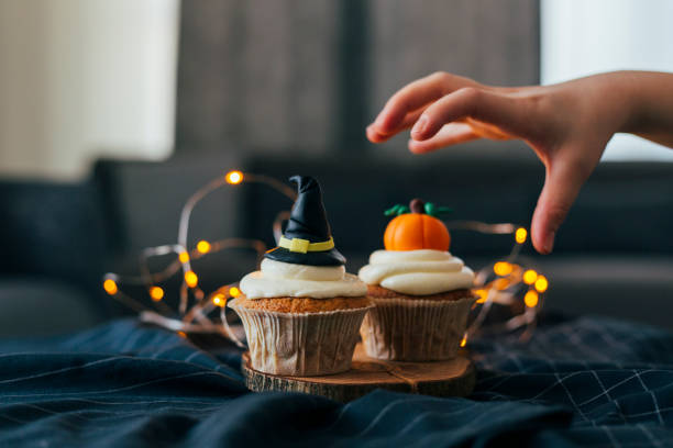 chapeau de sorcière et cupcakes de citrouille - muffin food rustic table photos et images de collection