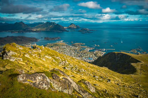 vista cénico de ballstadheia sobre a cidade de ballstad em consoles de lofoten - vestvagoy - fotografias e filmes do acervo