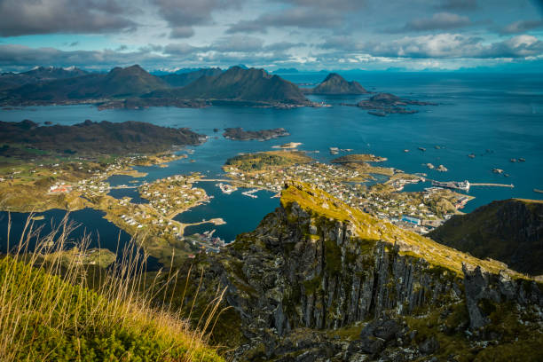 vista cénico de ballstadheia sobre a cidade de ballstad em consoles de lofoten - vestvagoy - fotografias e filmes do acervo